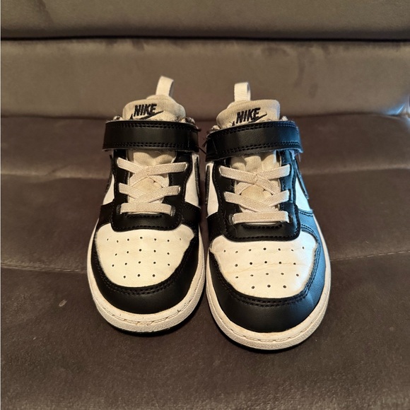 Nike Kids Black and White Velcro Sneakers Size 9c - Picture 2 of 5